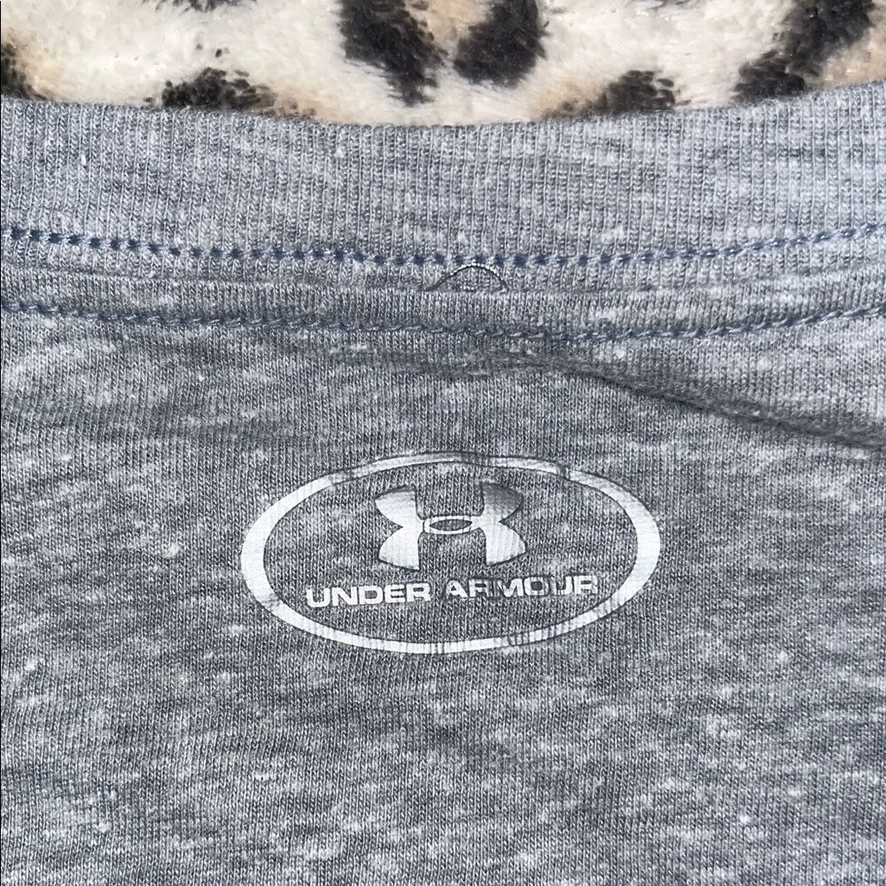 Under Armour Heather Gray Tee with Vibrant Pink Logo - Picture 6 of 6